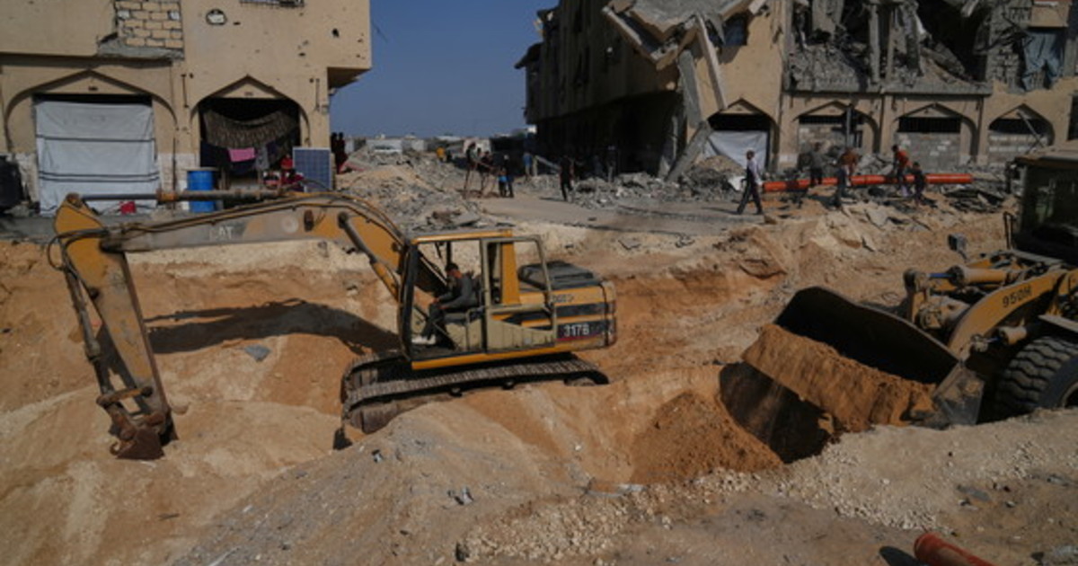 I terroristi di Hamas scavano tra le macerie per trovare i corpi degli ostaggi | GUARDA I terroristi di Hamas scavano tra le macerie per trovare i corpi degli ostaggi | GUARDA