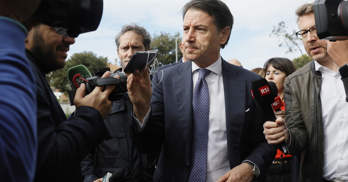 Ennesima figuraccia di Conte: accusa la premier di fuggire. Ma Meloni era andata ai funerali dei carabinieri uccisi... Ennesima figuraccia di Conte: accusa la premier di fuggire. Ma Meloni era andata ai funerali dei carabinieri uccisi...