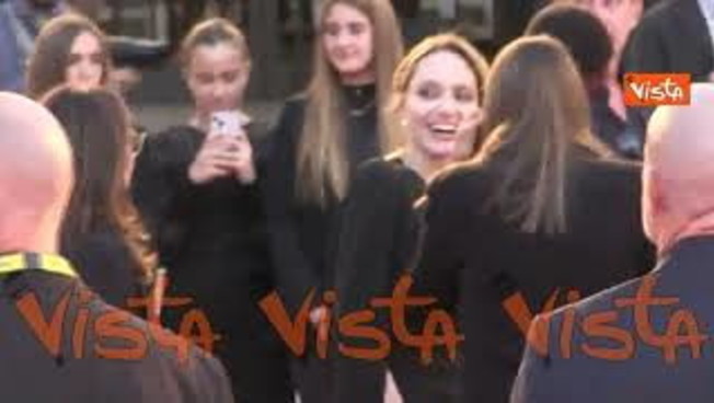 angelina jolie alla festa del cinema di roma il boato dei fan al red carpet