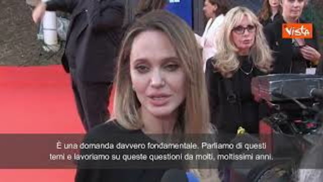 Angelina Jolie: "Chiediamoci perché non si aiuta la gente di Gaza, Sudan e Afghanistan" Angelina Jolie: "Chiediamoci perché non si aiuta la gente di Gaza, Sudan e Afghanistan"