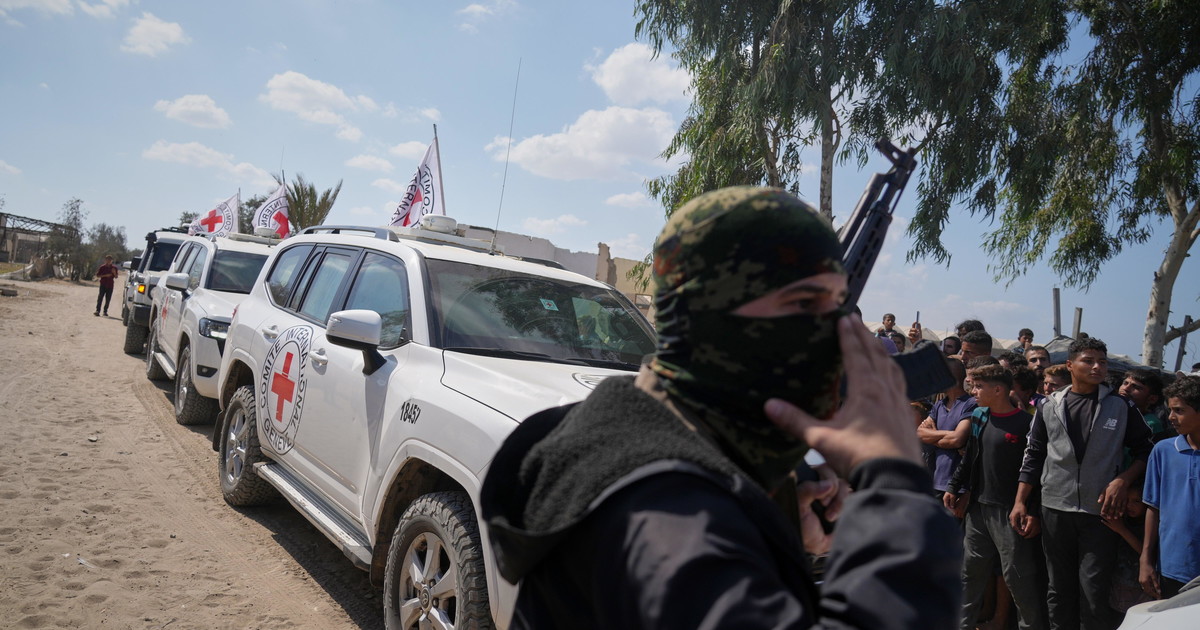 Gaza, consegnati altri due ostaggi. Netanyahu: "Ora disarmiamo Hamas" Gaza, consegnati altri due ostaggi. Netanyahu: "Ora disarmiamo Hamas"