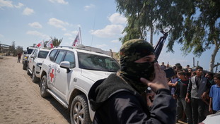 Gaza, consegnati altri due ostaggi. Netanyahu: Ora disarmiamo Hamas