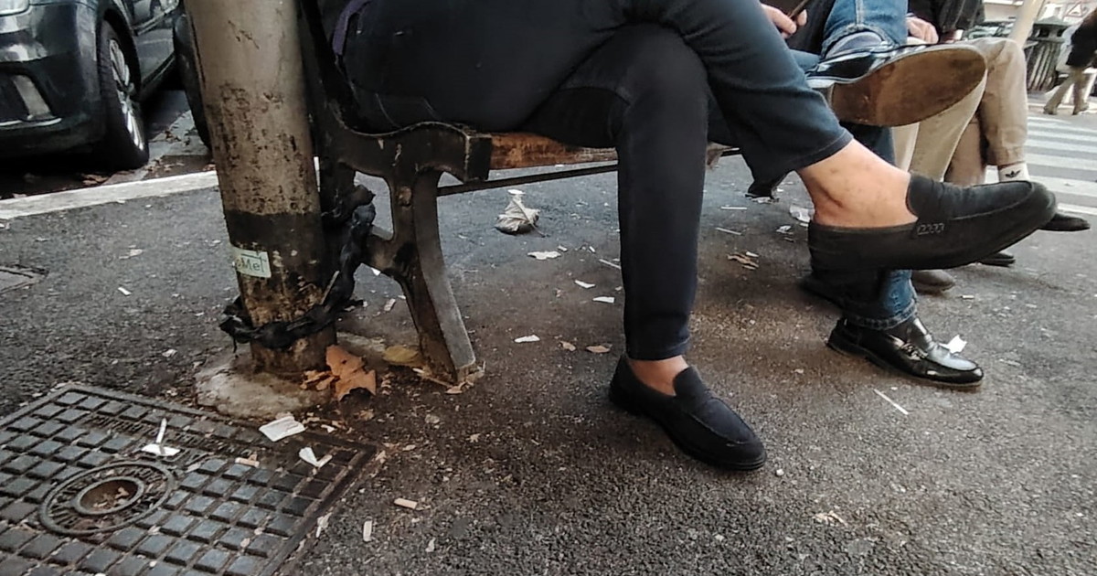 panchina incatenata dai pensionati per non farsela rubare lafotodeilettori