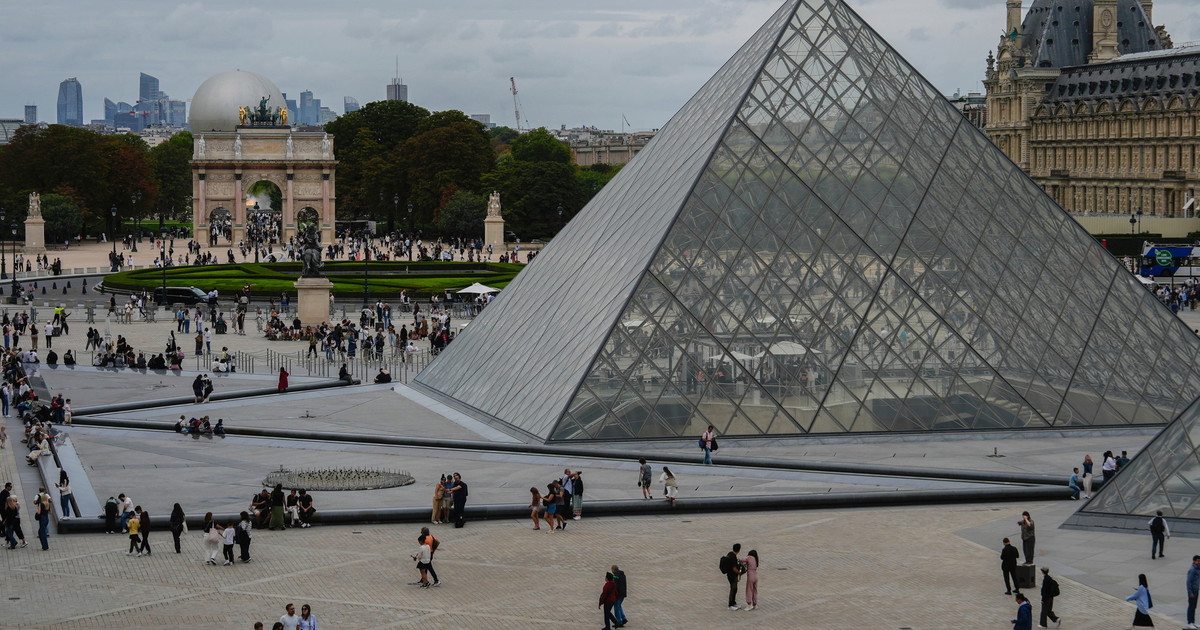 Terrore al Louvre: i gioielli di Napoleone rubati in un colpo da film