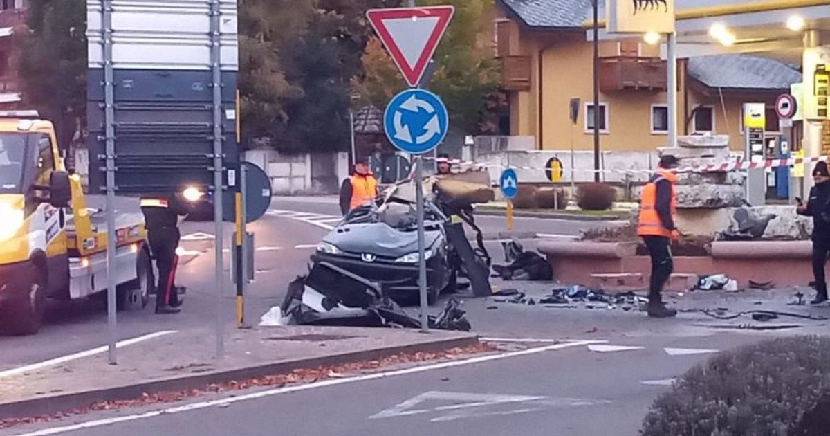 Tragedia ad Asiago: auto contro una fontana, morti tre ragazzi. Come stanno gli altri Tragedia ad Asiago: auto contro una fontana, morti tre ragazzi. Come stanno gli altri