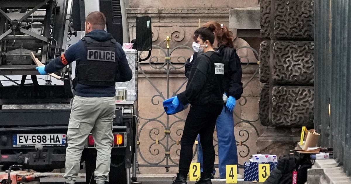 Il colpo al Louvre in 4 minuti. Ecco cosa hanno fatto i ladri, travestiti da operai Il colpo al Louvre in 4 minuti. Ecco cosa hanno fatto i ladri, travestiti da operai