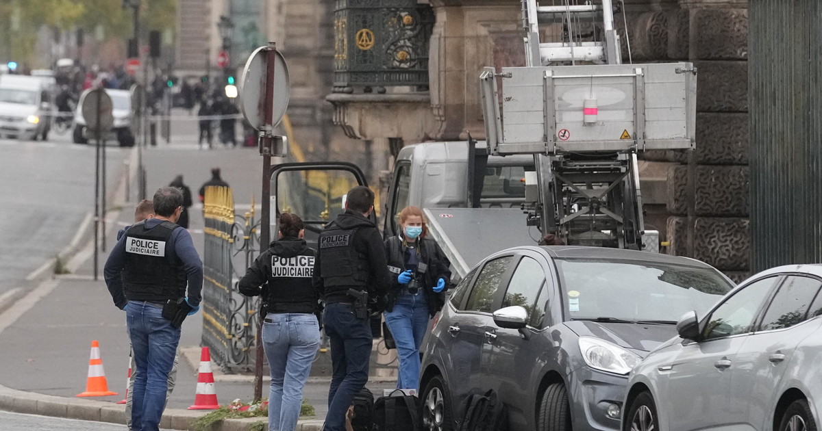 Otto i gioielli rubati al Louvre. Macron: "Troveremo i colpevoli". Le Pen: "Attacco all Otto i gioielli rubati al Louvre. Macron: "Troveremo i colpevoli". Le Pen: "Attacco all