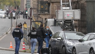 Otto i gioielli rubati al Louvre. Macron: Troveremo i colpevoli. Le Pen: Attacco all'anima francese