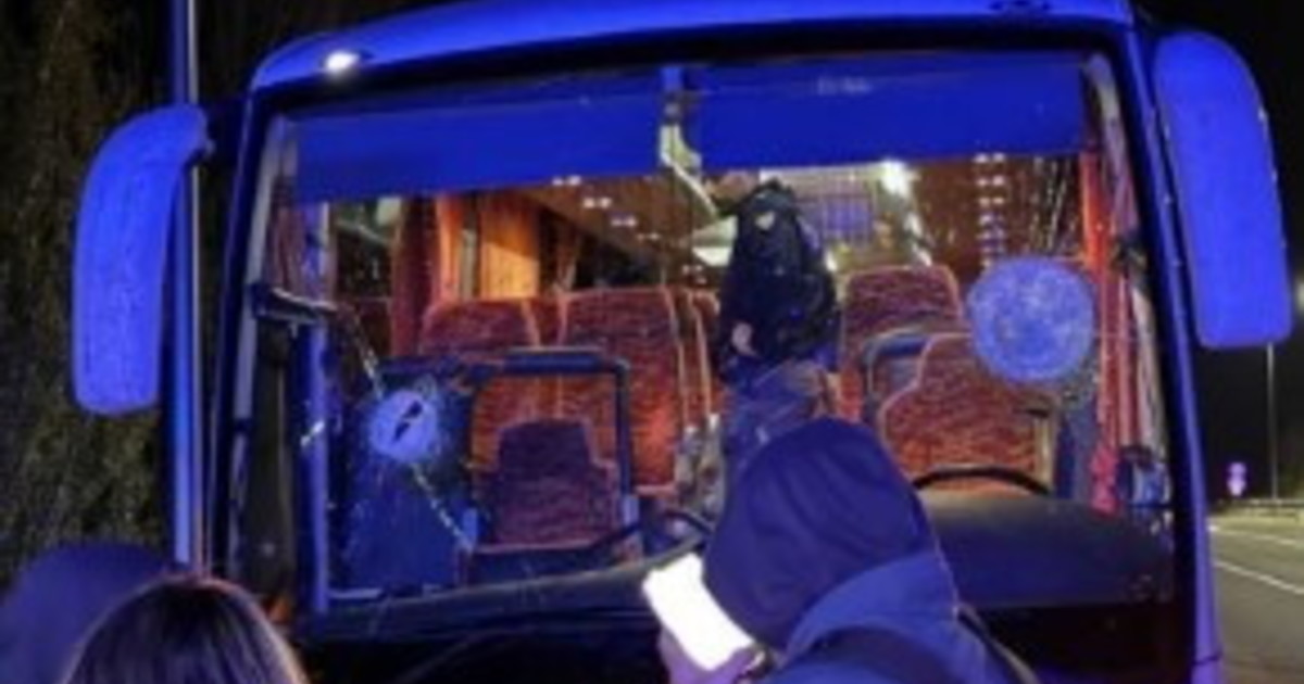 Sassaiola contro il pullman dei tifosi del Pistoia basket. Muore l Sassaiola contro il pullman dei tifosi del Pistoia basket. Muore l