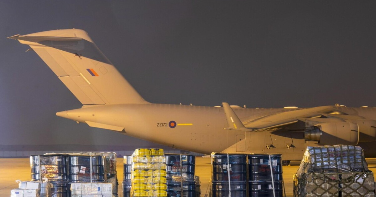 Hong Kong, aereo cargo esce di pista durante l Hong Kong, aereo cargo esce di pista durante l