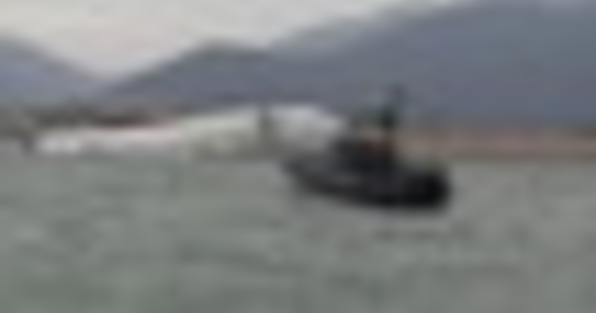 Aereo cargo precipita in mare a Hong Kong, due morti