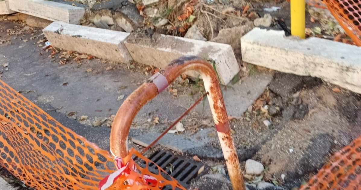 Piazza Tarquinia, reti e marciapiede "così da un anno" #lafotodeilettori Piazza Tarquinia, reti e marciapiede "così da un anno" #lafotodeilettori