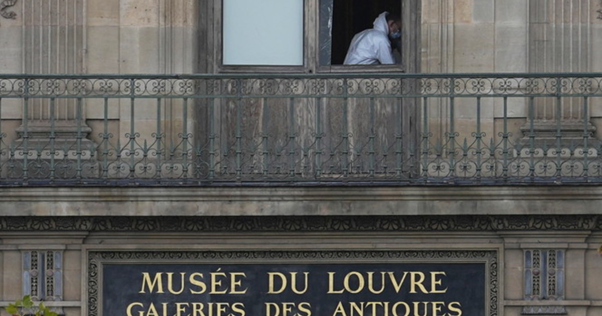 “Sicurezza colabrodo da un secolo”. Lo storico stronca il Louvre dopo il furto del secolo “Sicurezza colabrodo da un secolo”. Lo storico stronca il Louvre dopo il furto del secolo