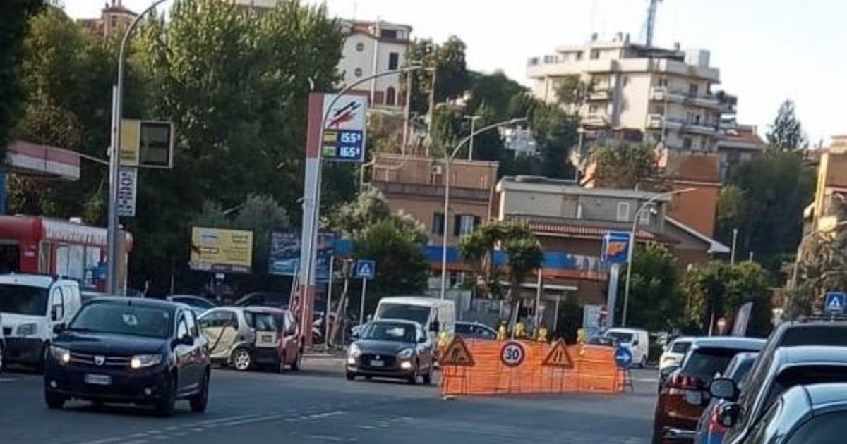 via battistini asfalto transennato da pi249 di un mese lafotodeilettori