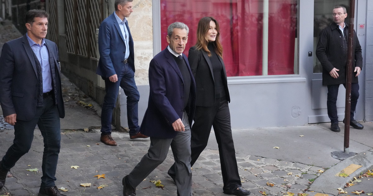 "Scandalo giudiziario". Sarkozy in carcere. Carla Bruni lo accompagna