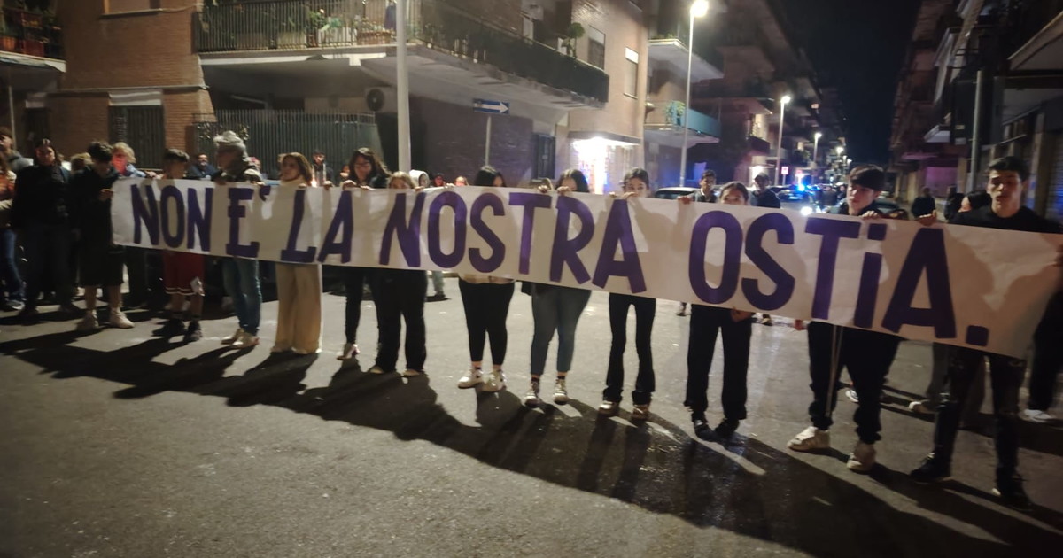 A Ostia la fiaccolata per il 19enne ucciso a coltellate
