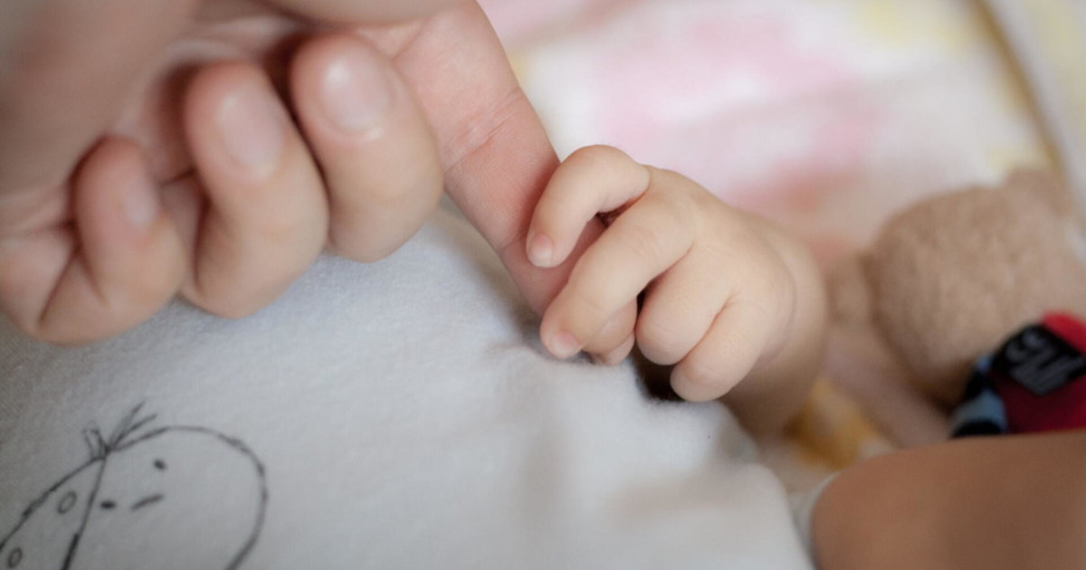 Gli italiani fanno sempre meno figli. Nel 2024 nascite in calo del 2,6%