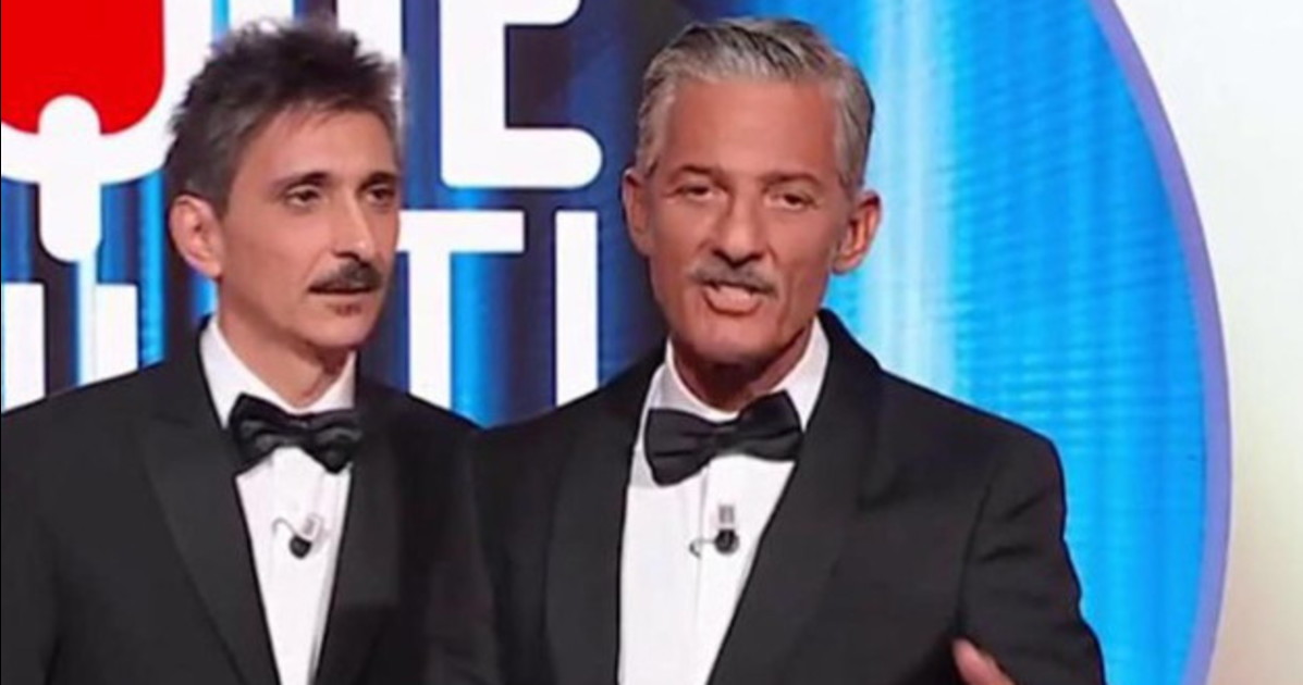 Fiorello alla riscossa, la gag su Sarkozy e Carla Bruni è a luci rosse: "Inc..." Fiorello alla riscossa, la gag su Sarkozy e Carla Bruni è a luci rosse: "Inc..."