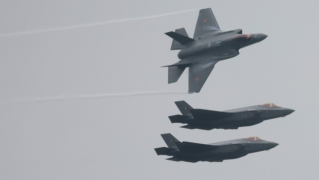 La Nato sfida la Russia: l'esercitazione dei jet con armi nucleari sui cieli del Mare del Nord | GUARDA