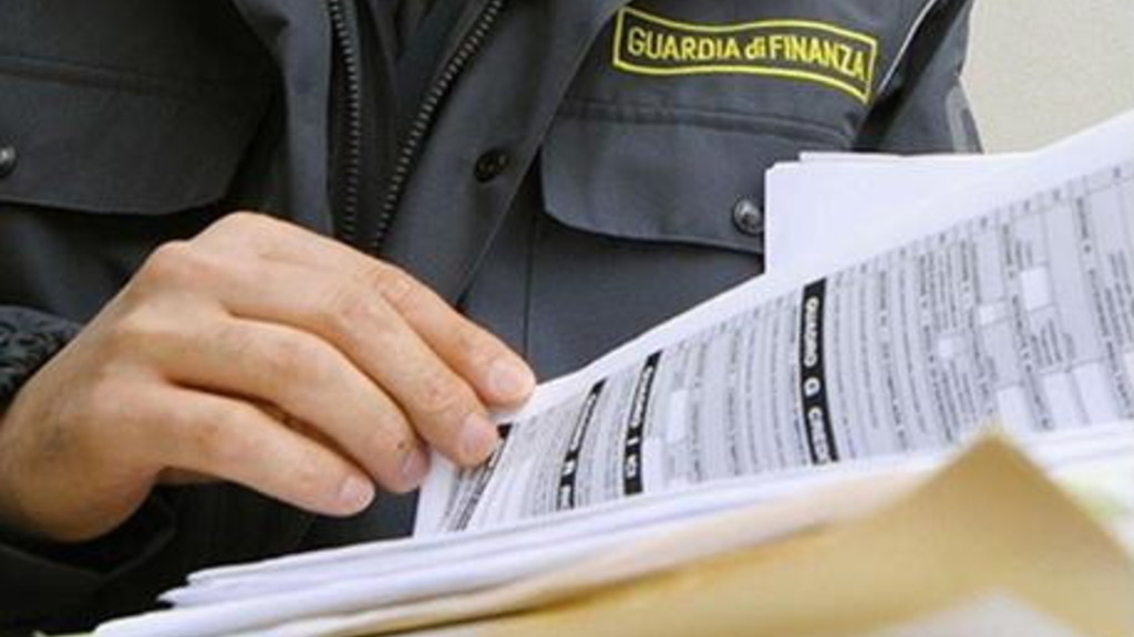 Truffa 112 clienti e compra 23 immobili e auto di lusso. Arrestata consulente bancaria Truffa 112 clienti e compra 23 immobili e auto di lusso. Arrestata consulente bancaria