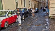Via dell'Umiltà, ecco un esempio di quando la toppa è peggio del buco #lafotodeilettori