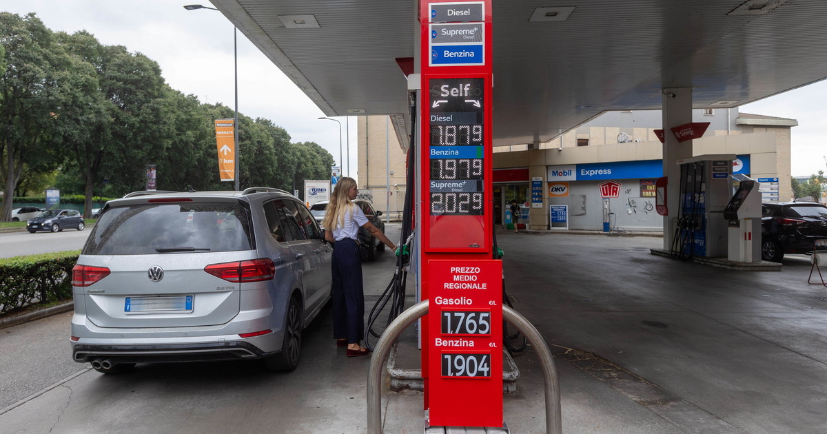 Continuano a scendere le medie di benzina e diesel. Ma il rialzo dei prodotti raffinati spaventa Continuano a scendere le medie di benzina e diesel. Ma il rialzo dei prodotti raffinati spaventa