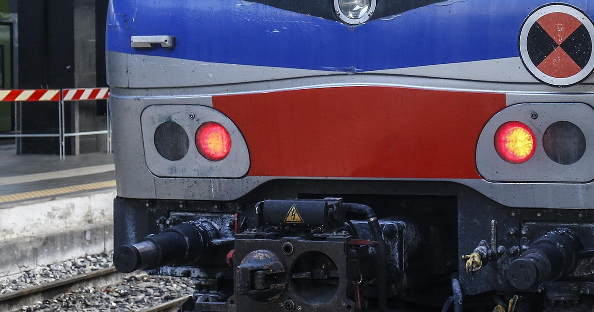 caos e pendolari esasperati guasto a un treno blocca la linea all altezza di pomezia