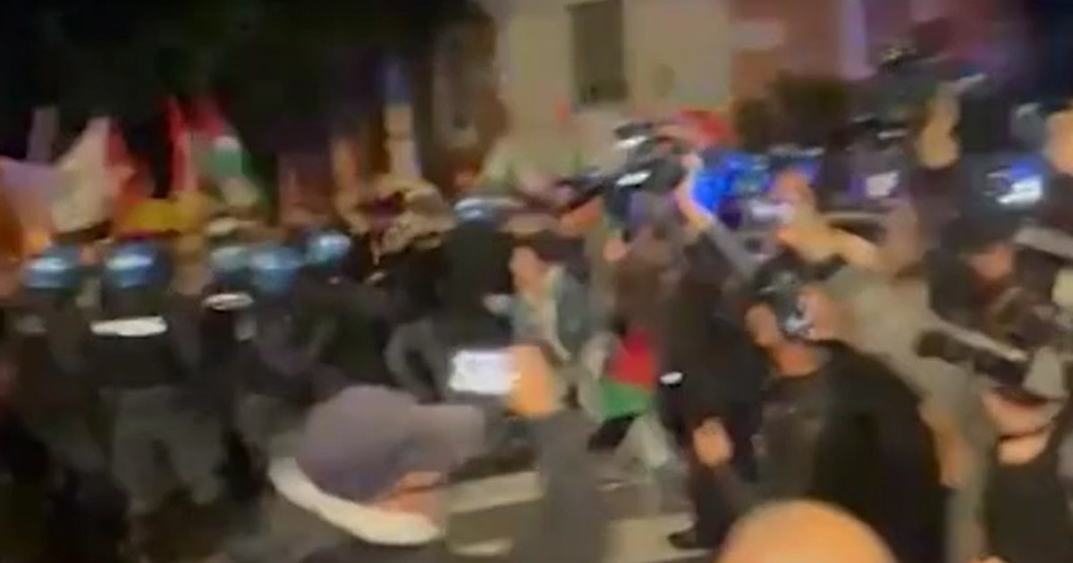 I ProPal provano a forzare il blocco, scontri e idranti in azione I ProPal provano a forzare il blocco, scontri e idranti in azione
