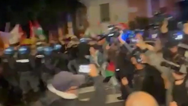 I ProPal provano a forzare il blocco, scontri e idranti in azione