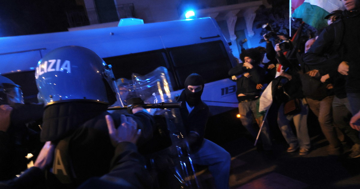 Violenti in piazza, scontri con la polizia. Salvini: "Pro Pal? No, pro caos" Violenti in piazza, scontri con la polizia. Salvini: "Pro Pal? No, pro caos"