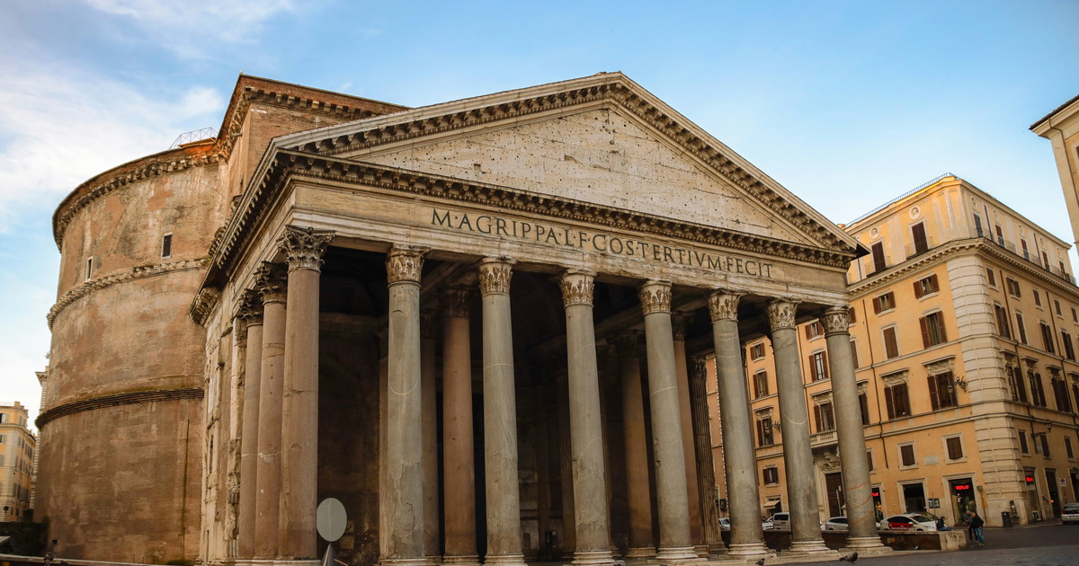 Tragedia al Pantheon, turista precipita da 7 metri e muore: le indagini Tragedia al Pantheon, turista precipita da 7 metri e muore: le indagini