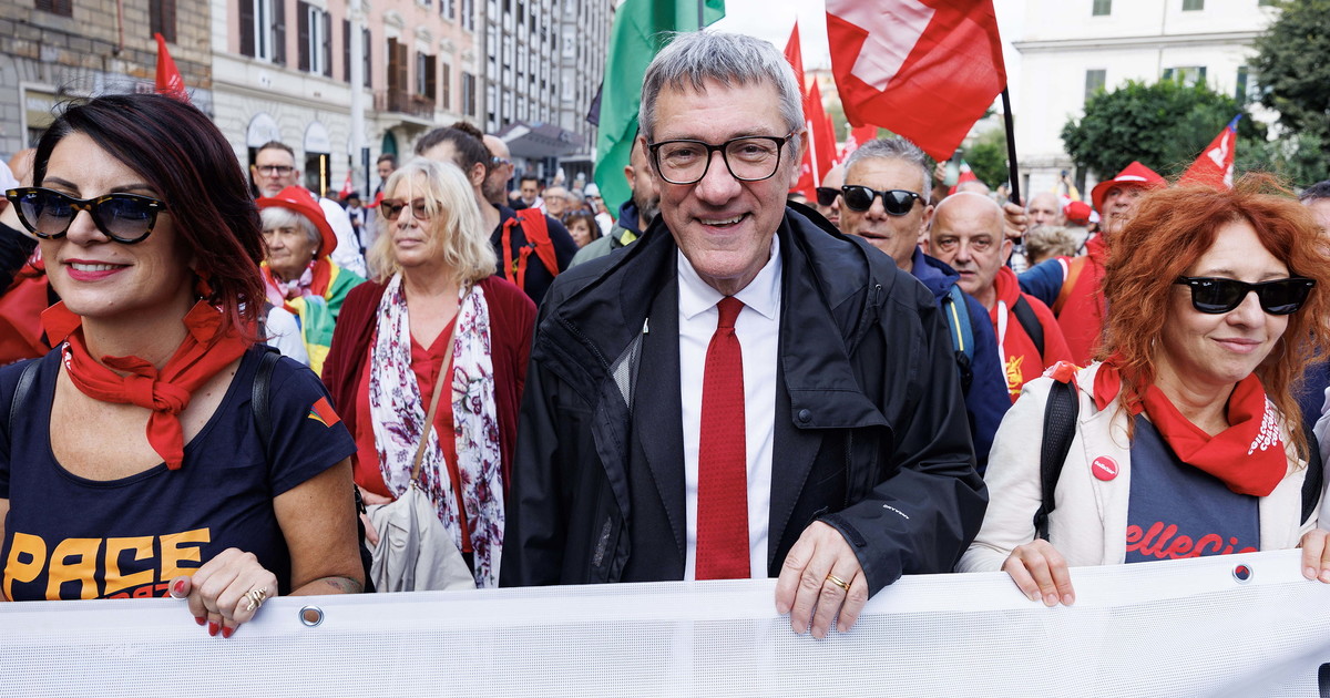 Manovra, Landini: "Sbagliata, non escludiamo sciopero" Manovra, Landini: "Sbagliata, non escludiamo sciopero"