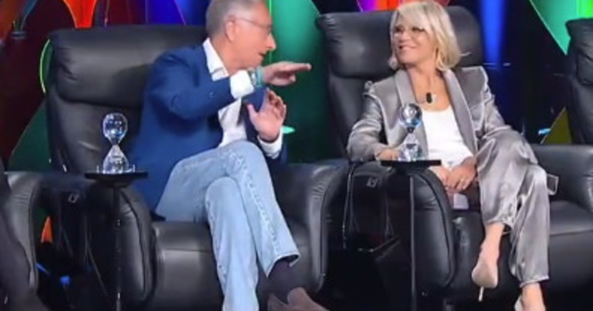 Paolo Bonolis, il duetto hot con la concorrente: imbarazzo a Tú sí que vales Paolo Bonolis, il duetto hot con la concorrente: imbarazzo a Tú sí que vales
