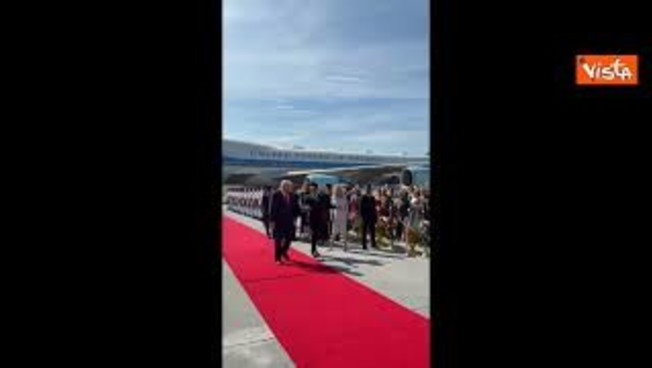 Trump in Malesia balla e sventola le bandiere all Trump in Malesia balla e sventola le bandiere all