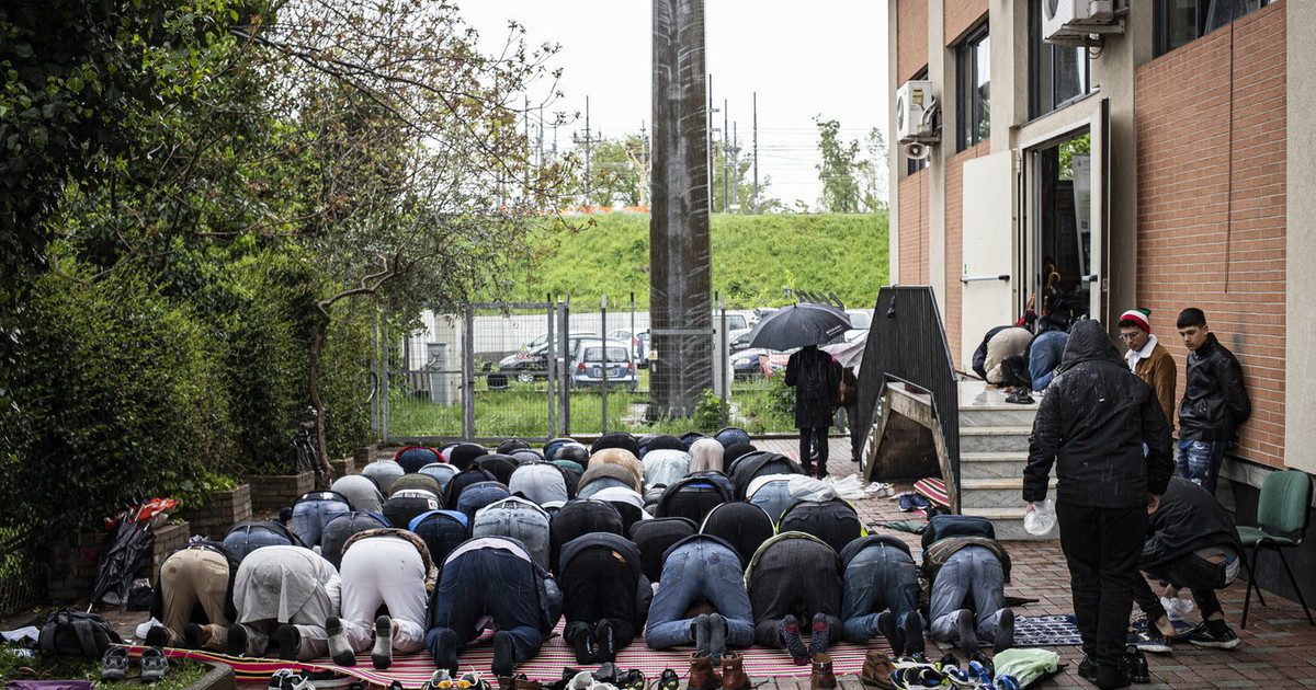 E' sottomissione. Moschea nell'università, la denuncia della Lega