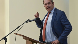 De Magistris: Fico e il campo slabbrato. Manfredi e Gualtieri al posto di Schlein? Con loro Meloni vince per vent'anni