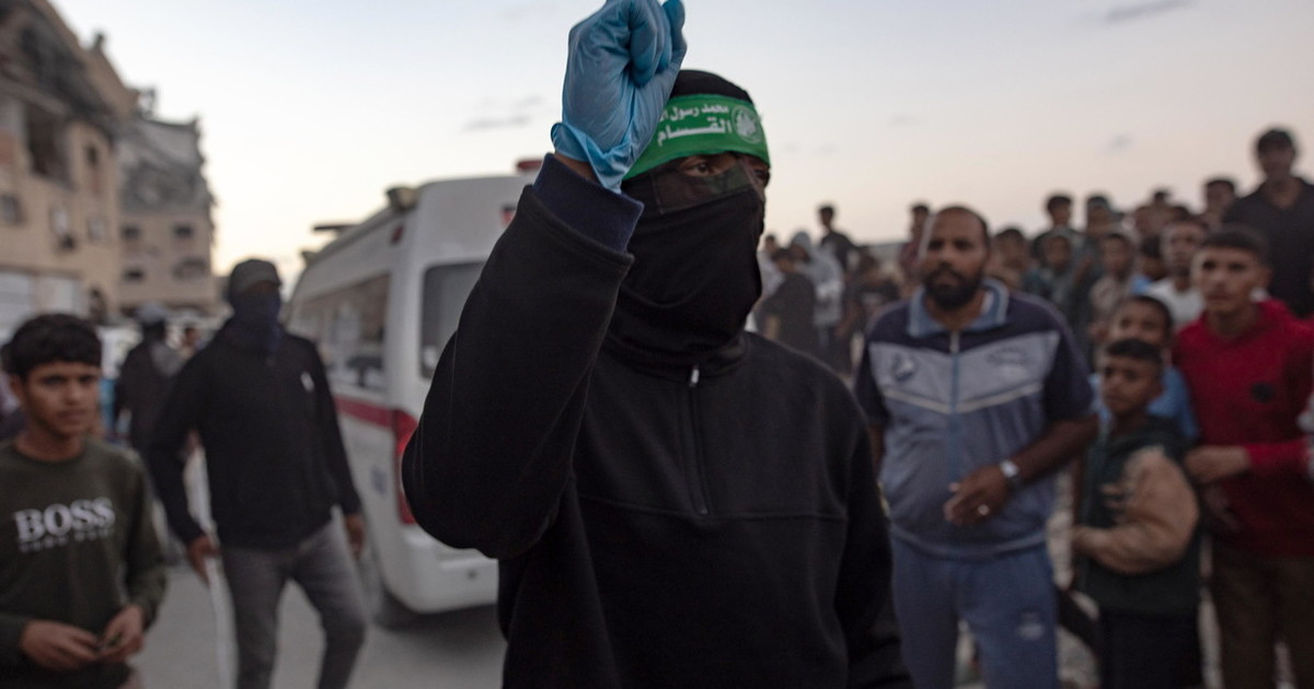 Gaza si riaccende, esplosioni e raid. "Attacchi dopo le violazioni di Hamas"