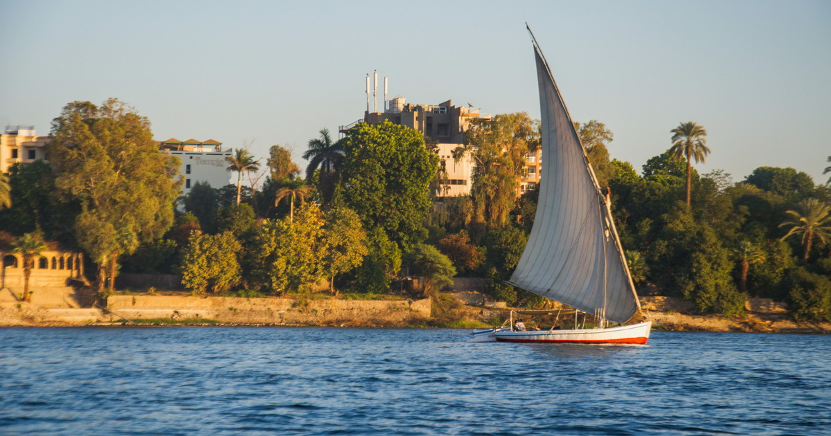 Nave da crociera a fuoco: paura sul Nilo. A bordo 60 italiani: che succede Nave da crociera a fuoco: paura sul Nilo. A bordo 60 italiani: che succede