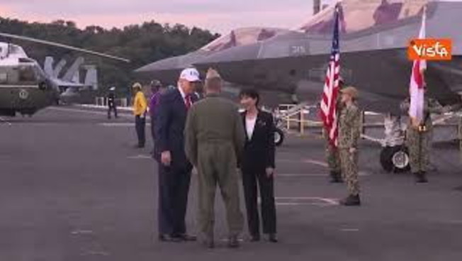 Trump con berretto Usa arriva con la premier giapponese Sanae Takaichi alla base navale di Yokosuka Trump con berretto Usa arriva con la premier giapponese Sanae Takaichi alla base navale di Yokosuka