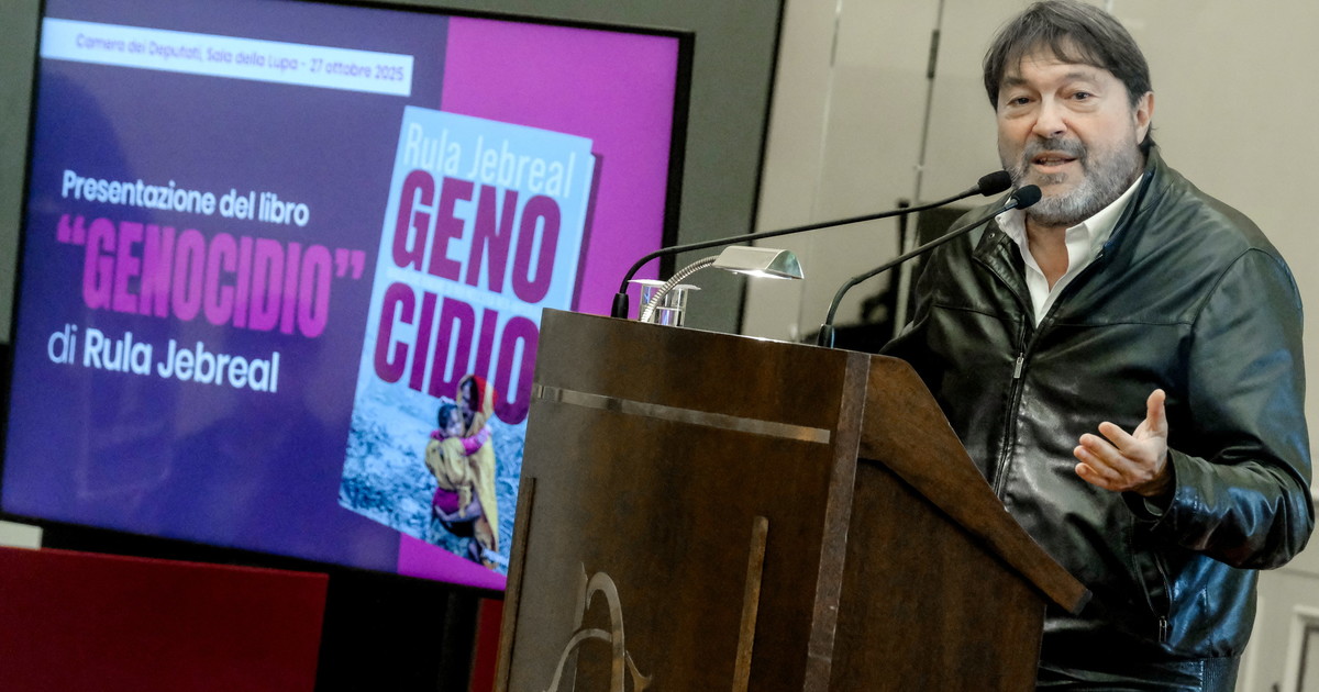 Ranucci senza giacca alla Camera. Gliela offrono ma lui rifiuta Ranucci senza giacca alla Camera. Gliela offrono ma lui rifiuta