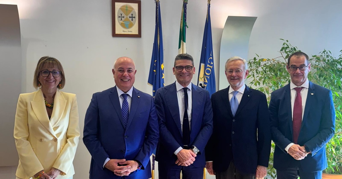 Comunicato Stampa: Cosenza e Bolzano viaggiano insieme a bordo dei treni: nasce il Food Express del Made in Italy Comunicato Stampa: Cosenza e Bolzano viaggiano insieme a bordo dei treni: nasce il Food Express del Made in Italy