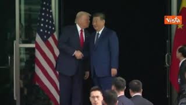 trump e xi jinping si salutano con una stretta di mano dopo l incontro in corea del sud