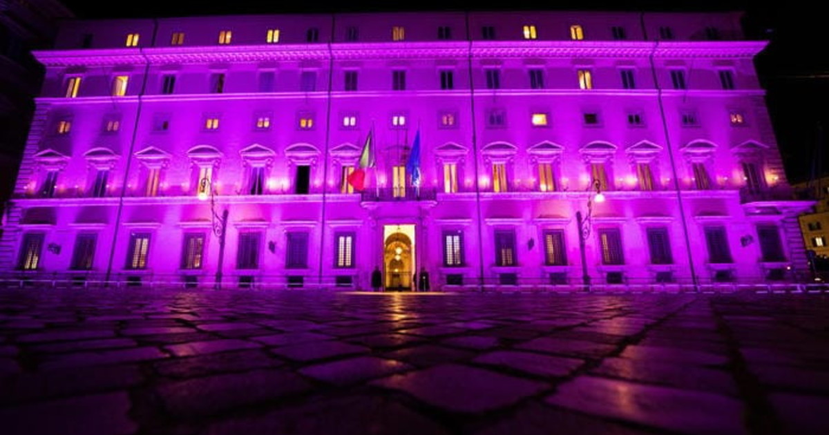Palazzo Chigi illuminato di rosa per la campagna di prevenzione dei tumori