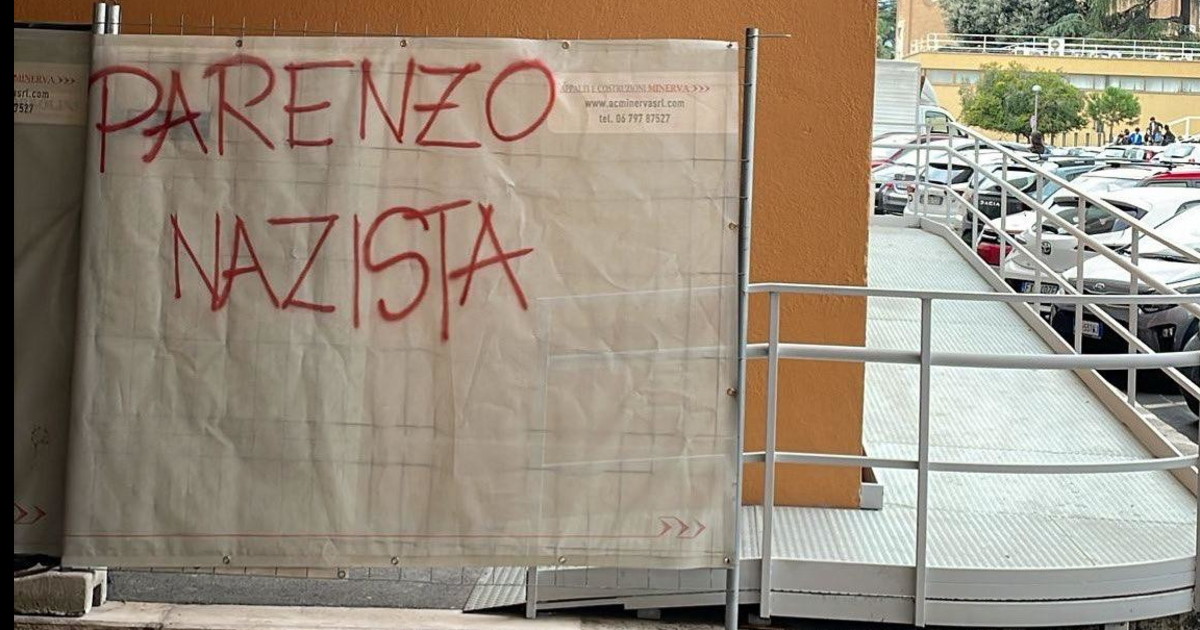 "Parenzo nazista", choc per la frase comparsa sui muri della Sapienza. Il conduttore: "Vomitevole" "Parenzo nazista", choc per la frase comparsa sui muri della Sapienza. Il conduttore: "Vomitevole"