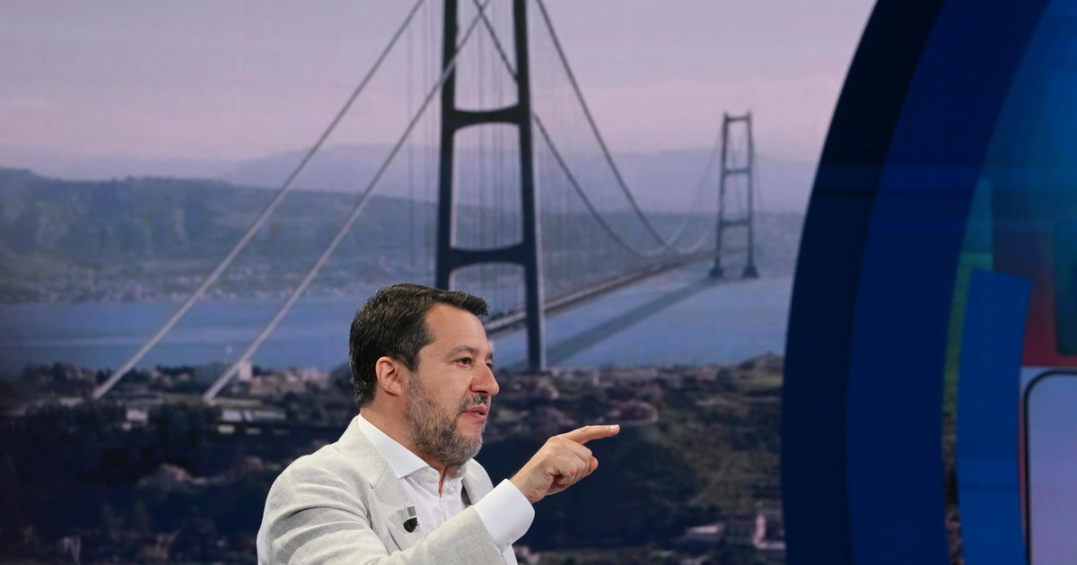 Ponte sullo Stretto, Salvini: "Voglio farlo, non mi interessano gli scontri" Ponte sullo Stretto, Salvini: "Voglio farlo, non mi interessano gli scontri"