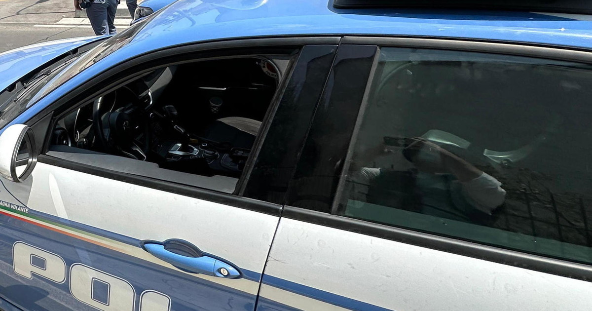 Napoli, travolgono con il suv una volante e poi scappano: morto un poliziotto