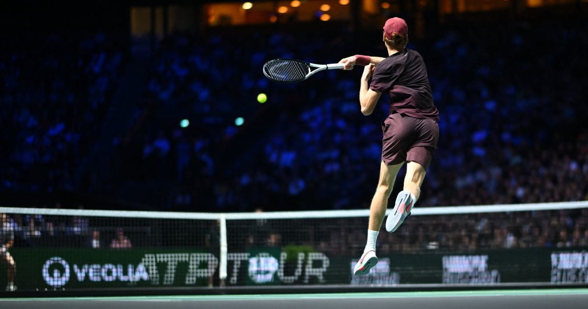 Sinner schiaccia Zverev e vola in finale a Parigi indoor