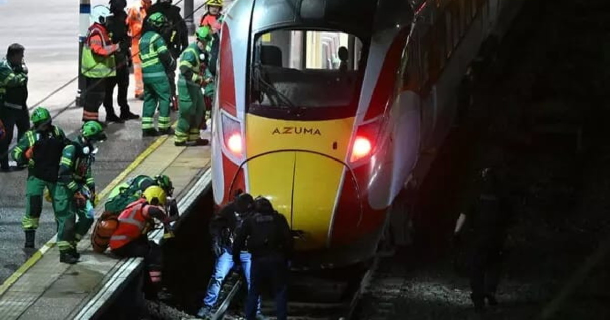 Terrore sul treno per Londra: dieci passeggeri accoltellati, 9 sono gravi. Arrestati due uomini Terrore sul treno per Londra: dieci passeggeri accoltellati, 9 sono gravi. Arrestati due uomini