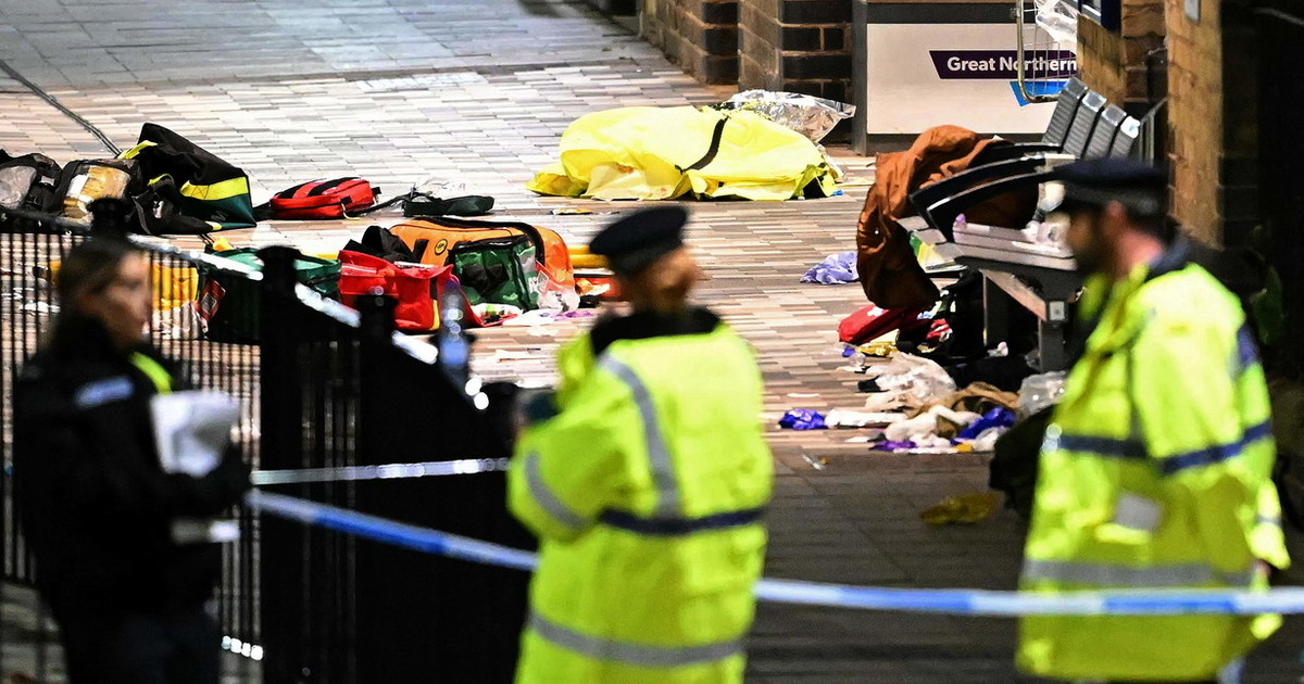 Sangue sul treno, in nove lottano tra la vita e la morte. Polizia intervenuta per un "attacco terroristico di massa" Sangue sul treno, in nove lottano tra la vita e la morte. Polizia intervenuta per un "attacco terroristico di massa"
