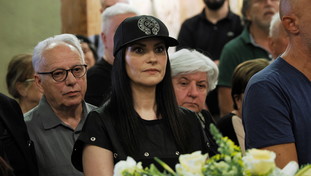 Tragedia per Laura Pausini: lo zio muore travolto in bici a Bologna. Pirata in fuga